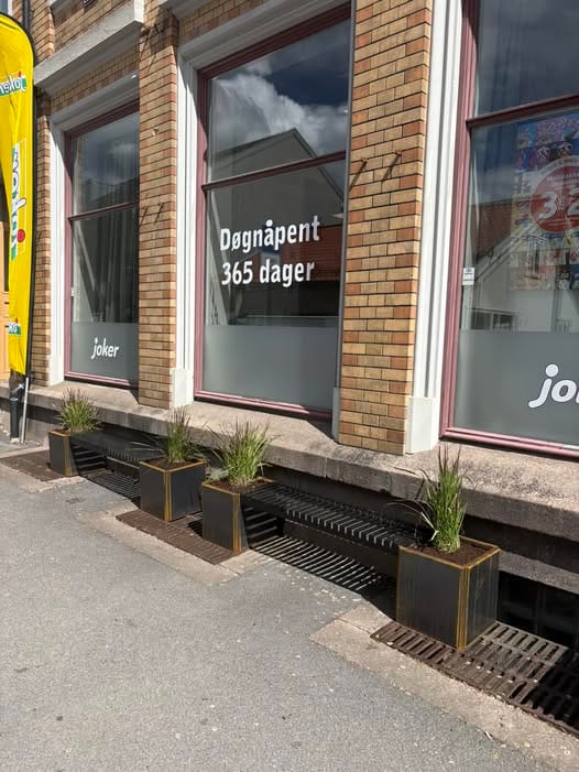 Fasaden til Joker Osebro med «Døgnåpent 365 dager» på vinduet